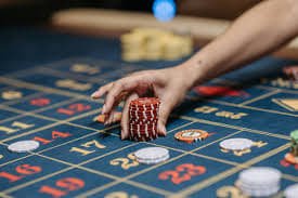 Live Casino တိုက်ရိုက် ဒီလာနှင့် Baccarat ကစားနေသောမြင်ကွင်း
